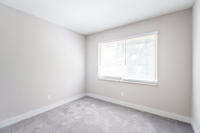 Building Photo - 2338 Vaek Dr