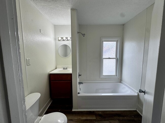 Building Photo - 5 Bed + Bonus Room House | Across from Park | 3 Stories | $1,450