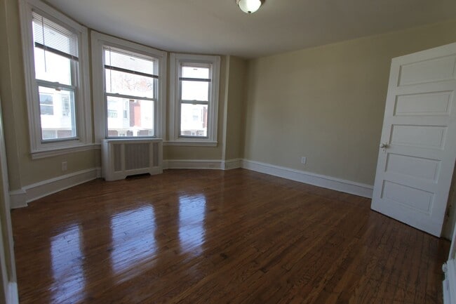 Building Photo - 124 W Pomona St