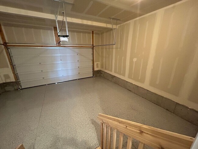 Building Photo - 4 Bedroom 2.5 Bathroom Townhome in Lehi!