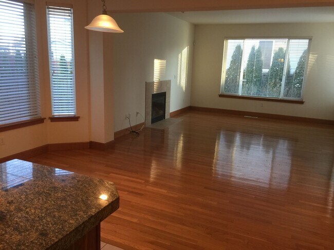 Building Photo - Beautifully Updated 4-Bedroom Home in Desi...