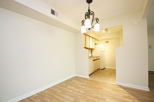 Building Photo - Lower-Level Turtle Creek Apartment