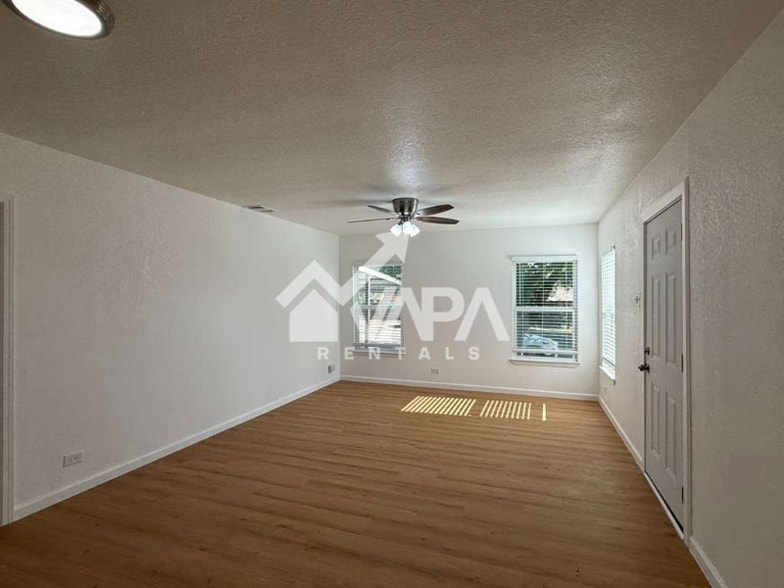 Building Photo - 115 Maurine Dr