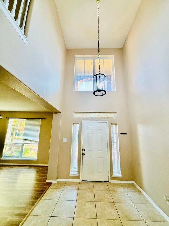 Building Photo - 9947 Valance Way