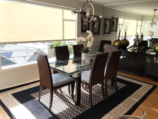 Building Photo - Elegant & Expansive Furnished 3 Bedroom/2 ...