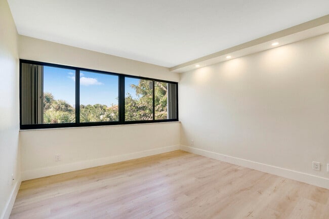 Building Photo - 1605 S US Hwy 1