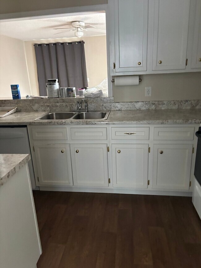 Building Photo - 162 W Hampton St