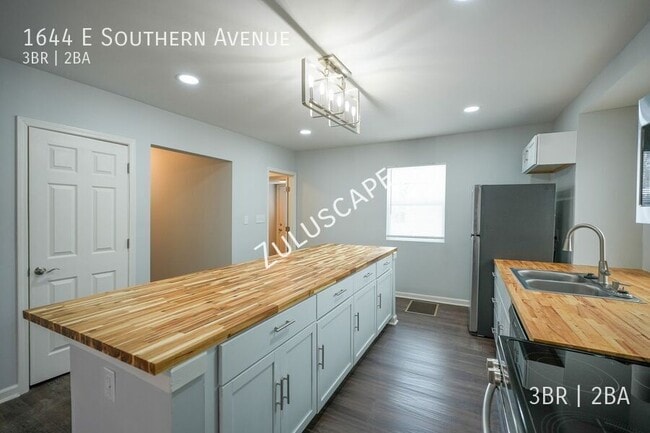Building Photo - 1644 E Southern Ave