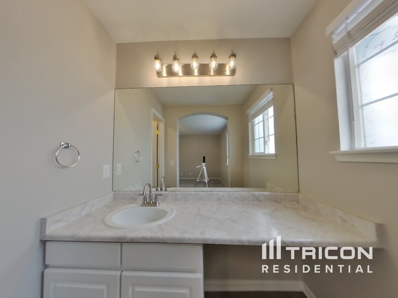 Building Photo - 9638 Lansing Cir