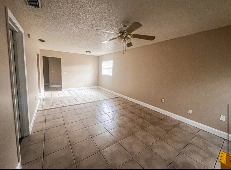 Building Photo - 706 W Alamo Dr