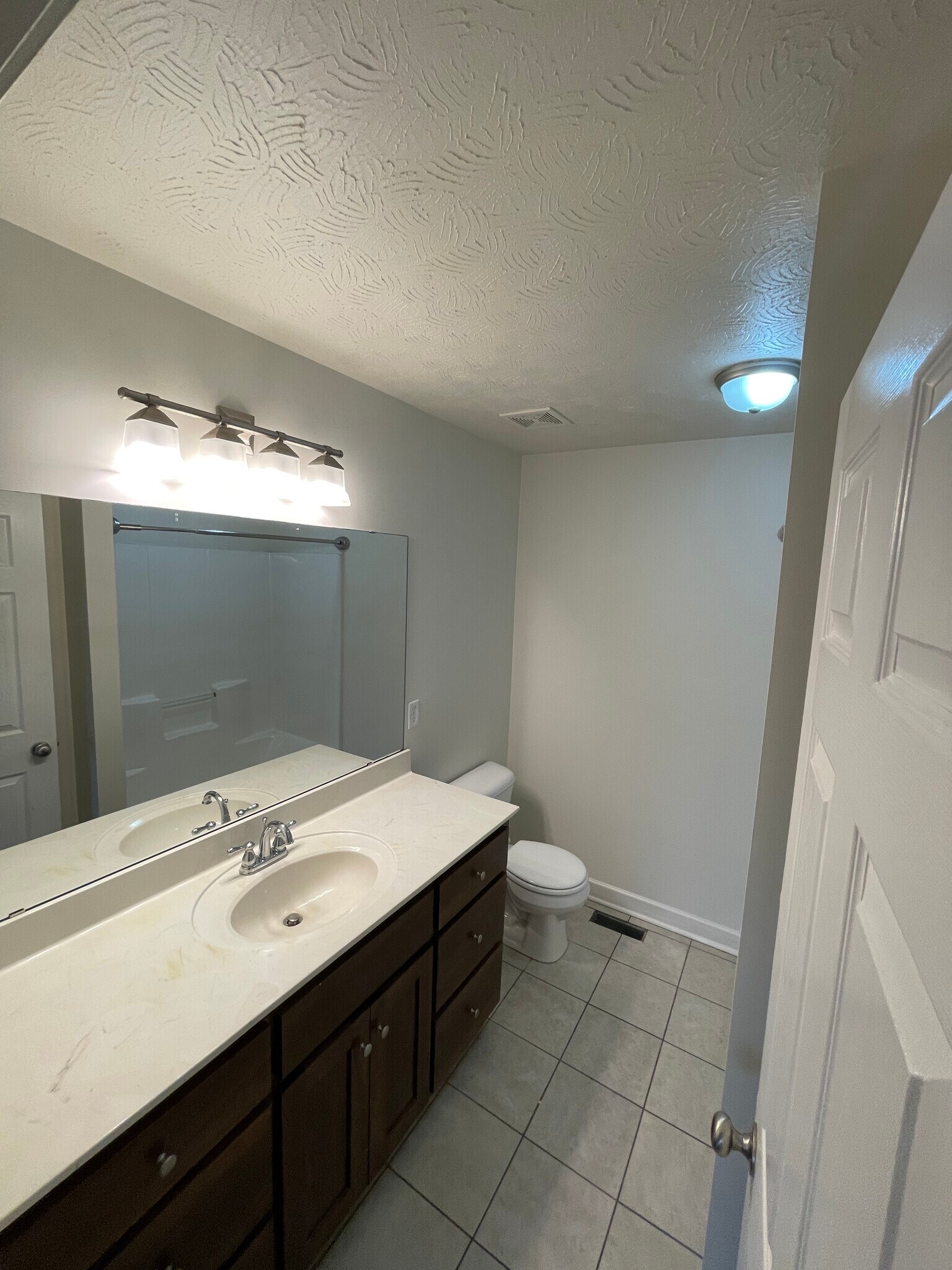 Building Photo - 717 Village Creek Dr
