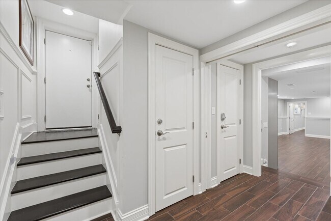 Building Photo - 1441 W Wolfram St
