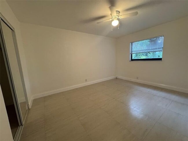 Building Photo - 607 NE 29th Dr