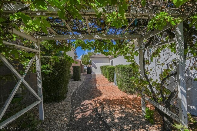 Building Photo - 490 Beaconwood St