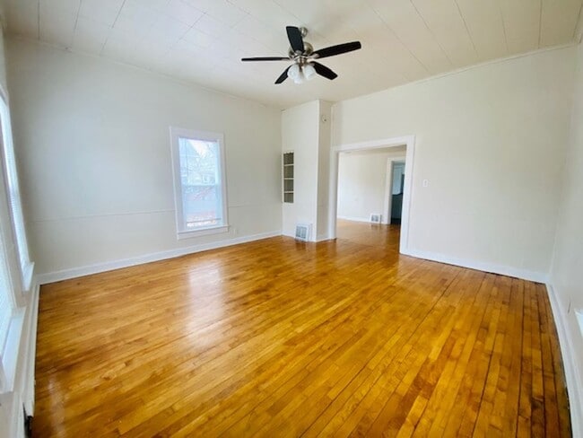Building Photo - Spacious 2 Bedroom Single Family Home Available Soon!