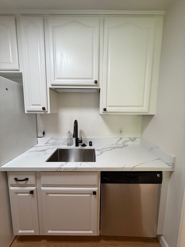 Building Photo - 1 Bed, 1 Bath Condo in Prime Belmont Location