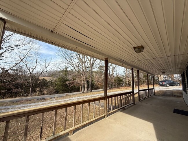 Building Photo - 5 Bedroom, 2 Bathroom Home in Greene County, TN