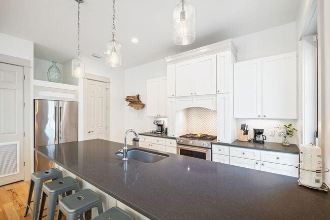 Building Photo - 110 E Blue Crab Loop