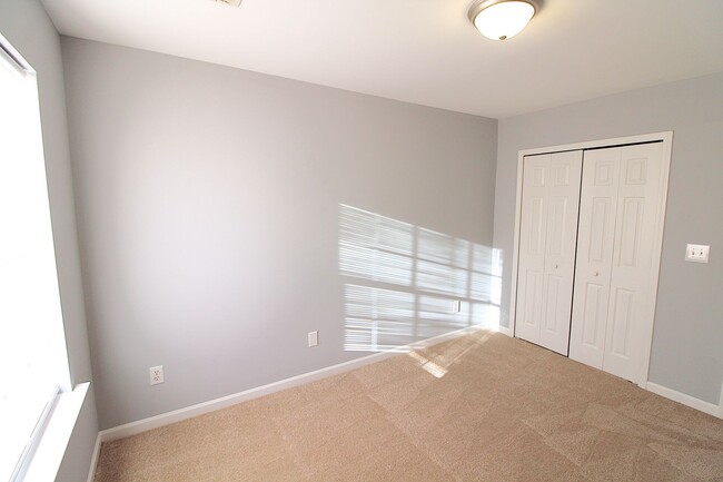 Building Photo - Move-in Ready Townhome!!