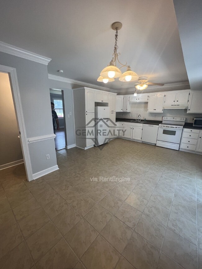 Building Photo - 5253 Daffodil Dr