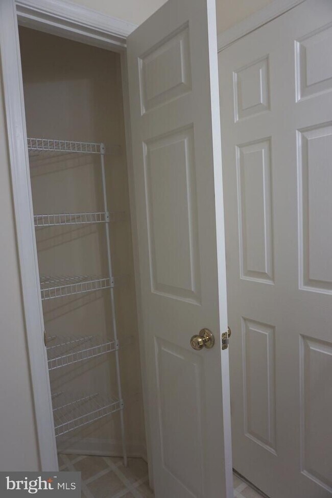 Building Photo - Beautiful Townhouse in Washingtonian Center