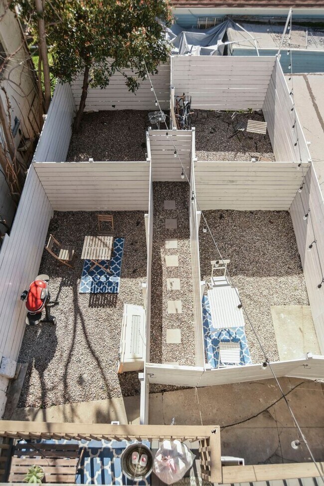 Building Photo - Charming Upper Floor 2 Bed / 1 Bath with Bonus Studio in a Prime Echo Park Location