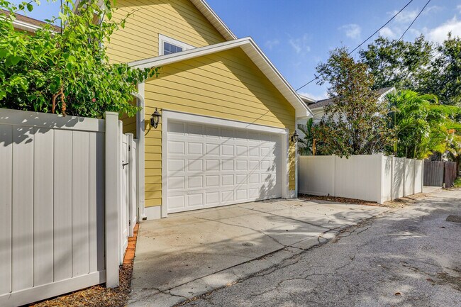 Building Photo - 166 21st Ave N