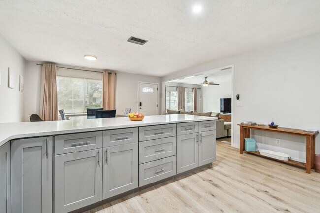 Building Photo - 2 Bedroom 2bathroom with Bonus Room in St....