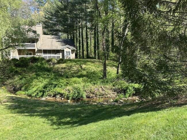 Building Photo - 14 Willow Tree Run