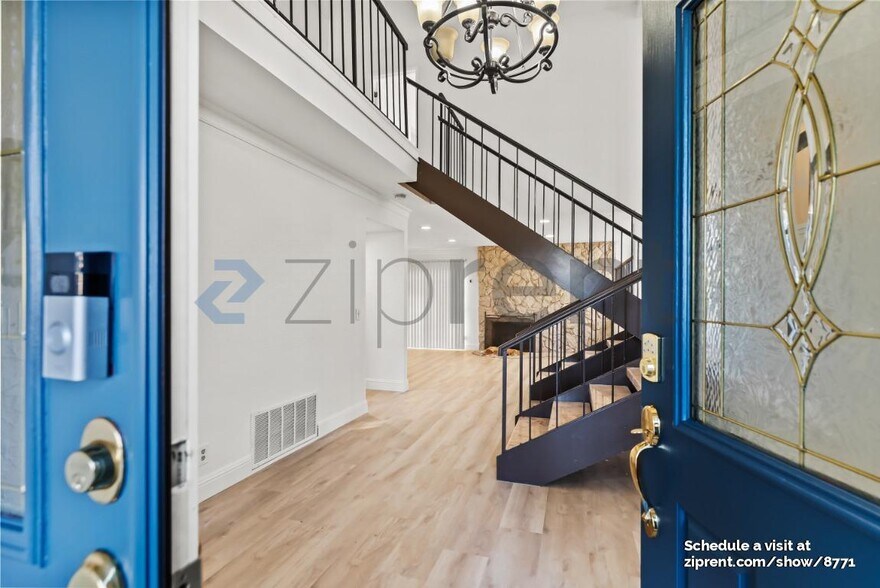 Building Photo - 2025 Park Royal Dr