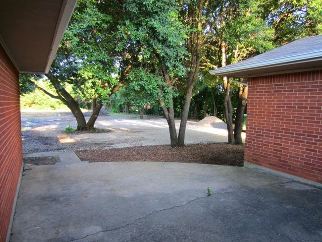 Building Photo - 1450 Highland Village Rd