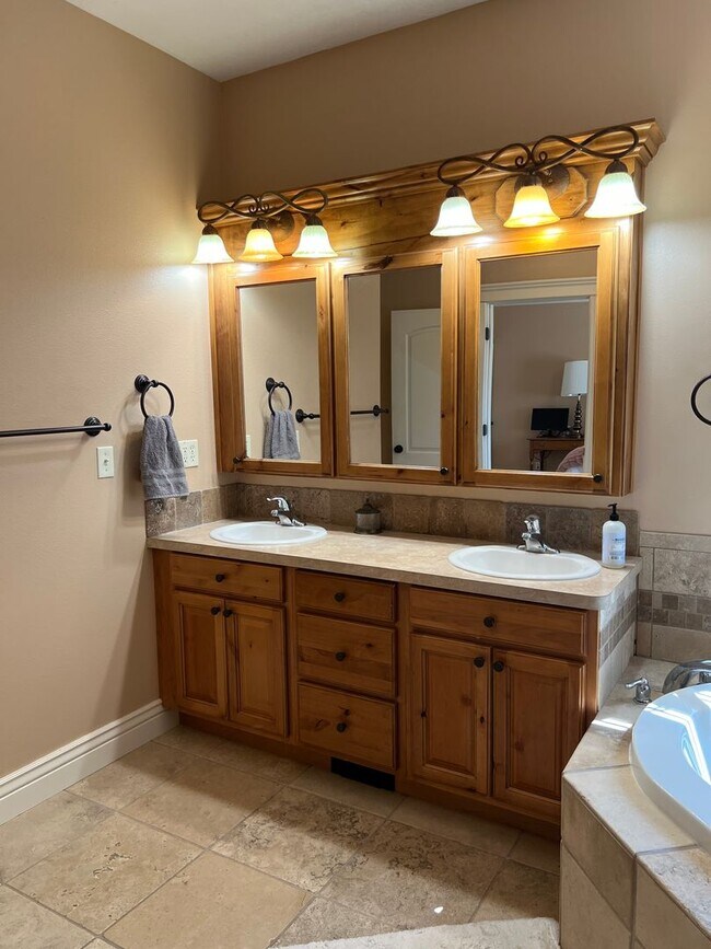 Building Photo - **$100 OFF FIRST MONTHS RENT!** Stunning 5 bed 3.5 bath twin-home on the Rexburg Hill