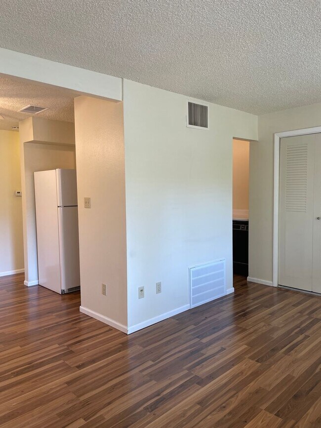 Building Photo - 1 bed/1 bath apartment close to CSU, bike trails, restaurants, shopping and more!