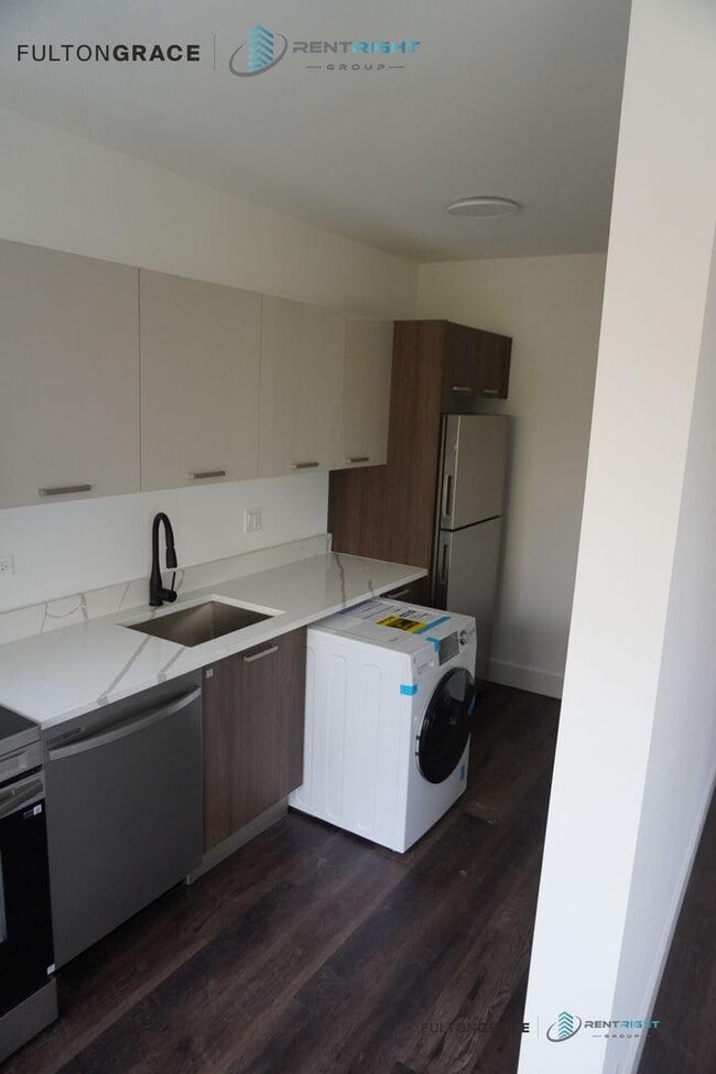 Building Photo - 2 bedroom in Chicago IL 60660