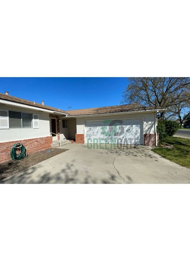 Building Photo - 925 Charleston Ave