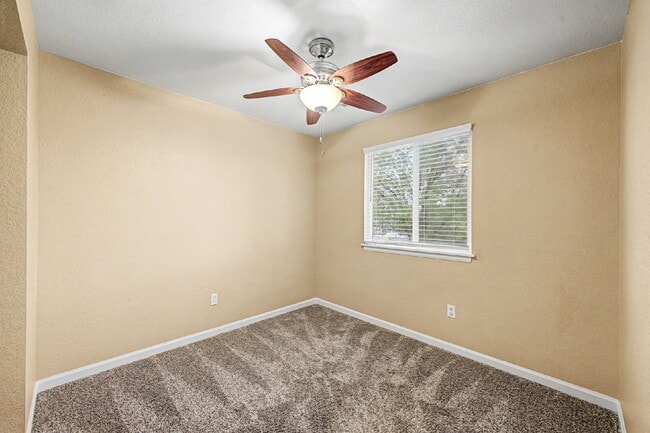 Building Photo - "Charming 3-Bedroom Duplex in Englewood with 2 Full Baths - Your Ideal Home Awaits!"