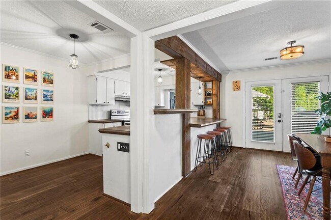 Building Photo - 1028 Riverbend Club Dr SE