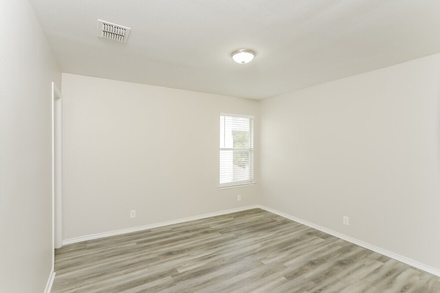 Building Photo - 121 Yeager Cir