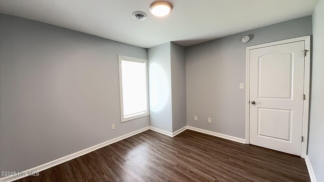 Building Photo - 751 Pinewood Dr