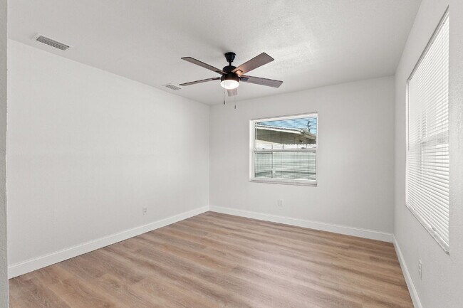 Building Photo - NEWLY RENOVATED Home For Rent in St Pete!
