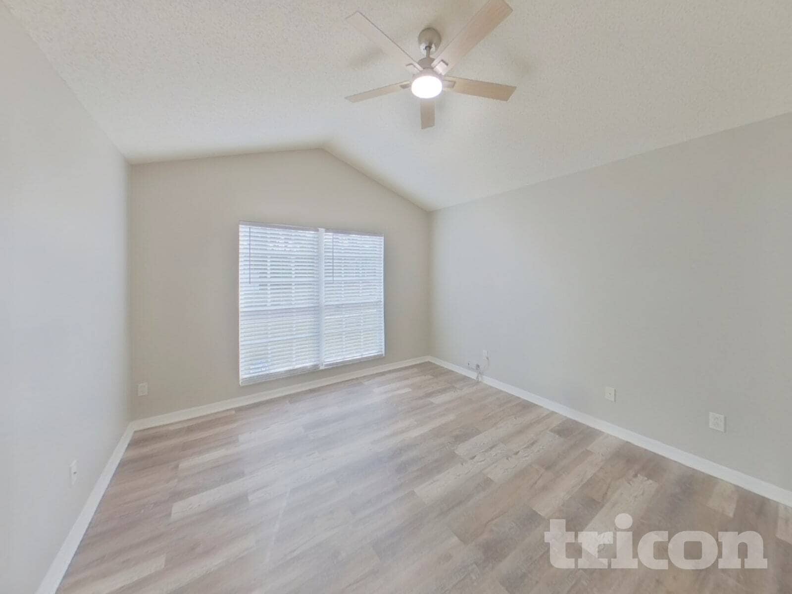 Building Photo - 233 Lakeway Ln