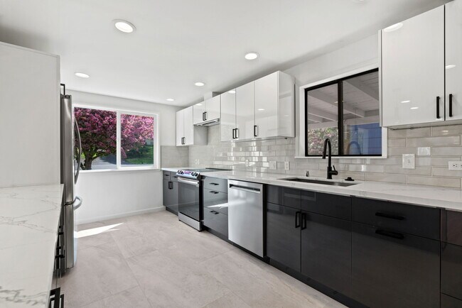 Building Photo - 13723 36th Ave NE