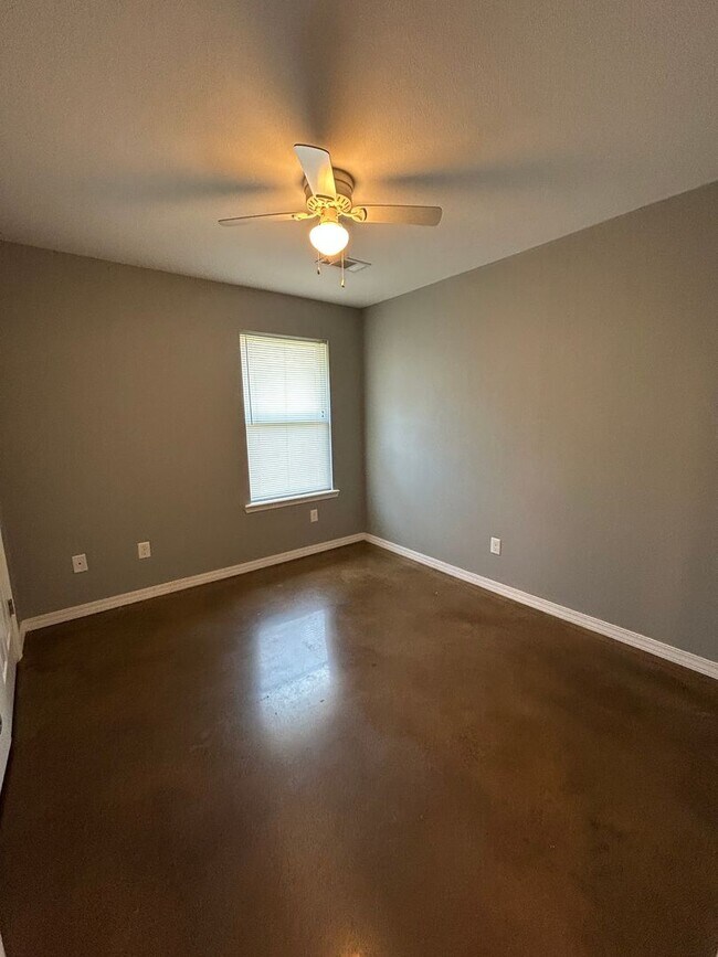 Building Photo - 117 Sequoya Dr