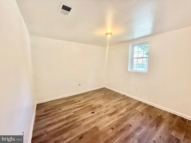 Building Photo - 8594 Enochs Dr