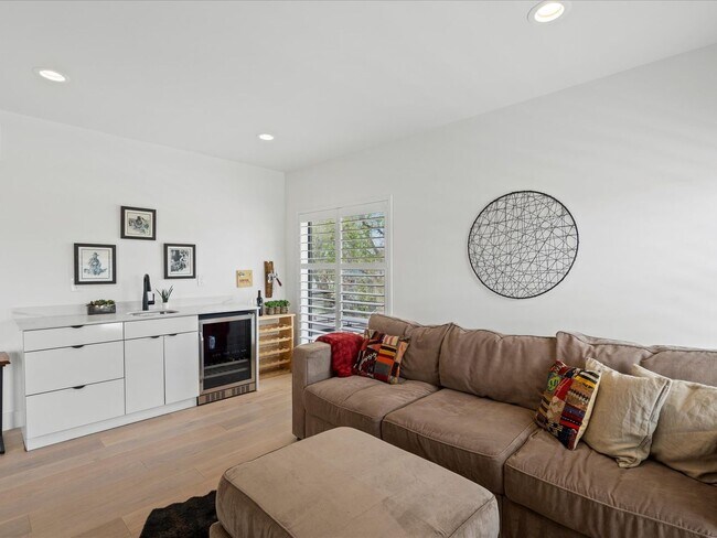 Building Photo - Luxury 3-Bed, 3.5-Bath Denver Home with Ro...