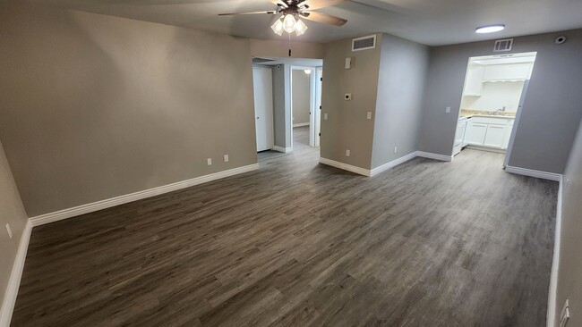 Building Photo - 2 Bedroom in the El Tovar Condominiums Nea...