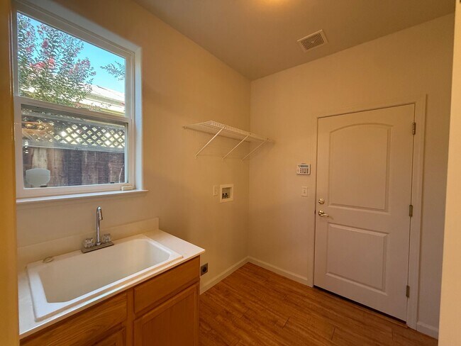 Building Photo - 4-bedroom two story in Sylvan School District!