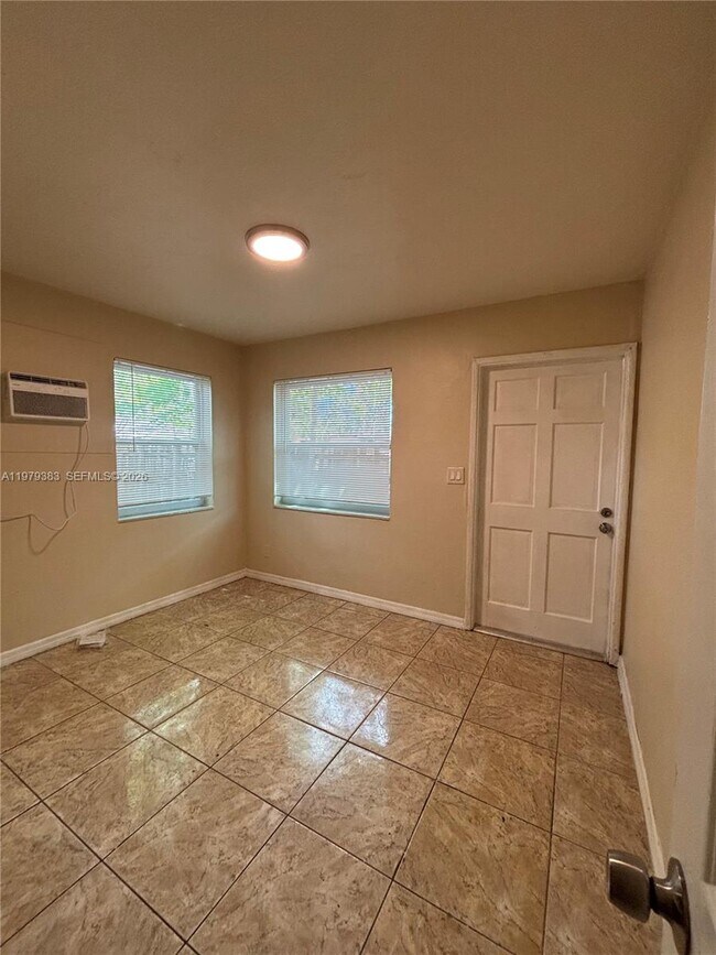 Building Photo - 825 NE 7th St