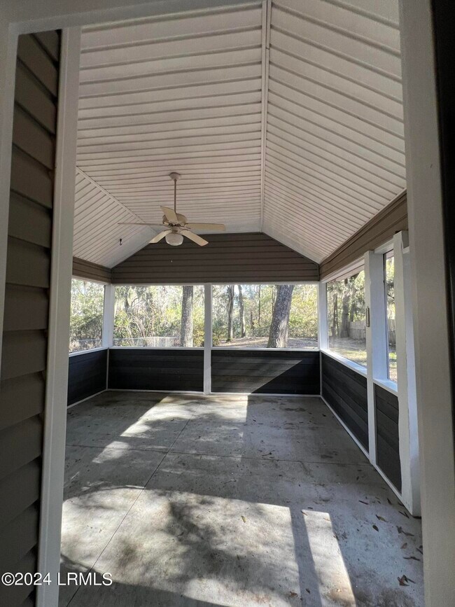 Building Photo - 552 Sams Point Rd