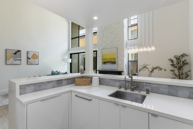 Building Photo - 1007 S Catalina Ave